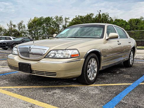 Used 2006 Lincoln Town Car Signature Limited image 3