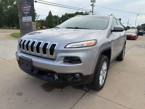 Used 2017 Jeep Cherokee Latitude w/ Comfort/Convenience Group AWD/4WD image 2