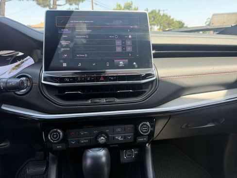 Used 2025 Jeep Compass Trailhawk image 17