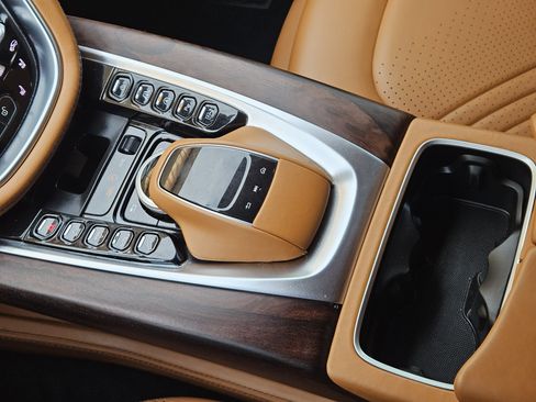 Used 2021 Aston Martin DBX image 21