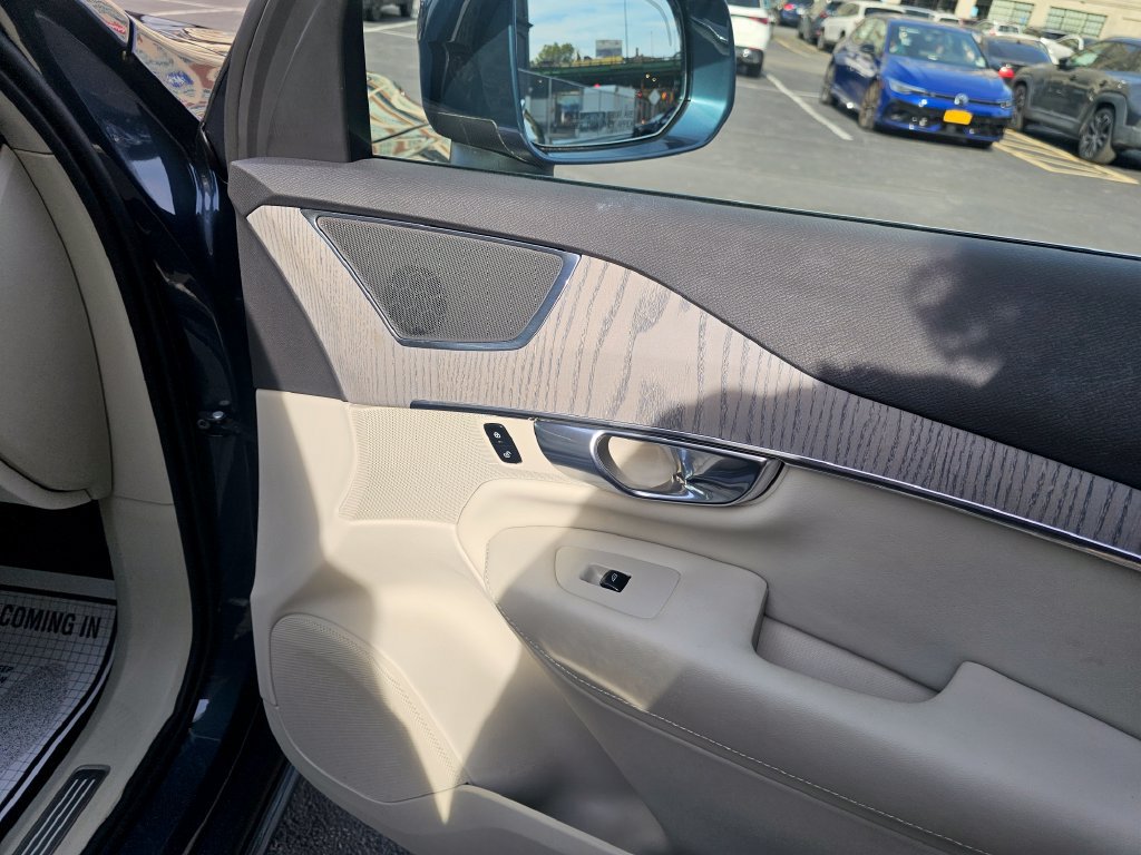 Certified 2025 Volvo XC90 T8 Plus w/ Protection Package Premier AWD/4WD image 32