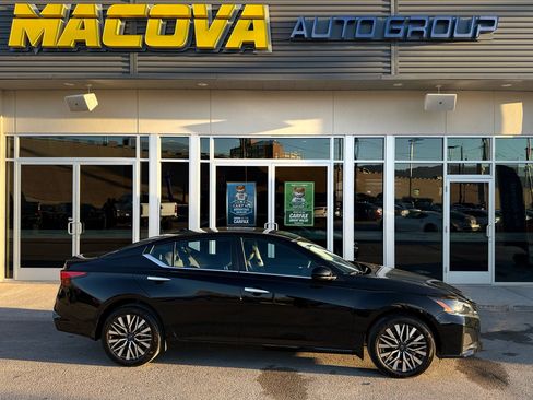 Used 2024 Nissan Altima 2.5 SV w/ SV Premium Package image 1