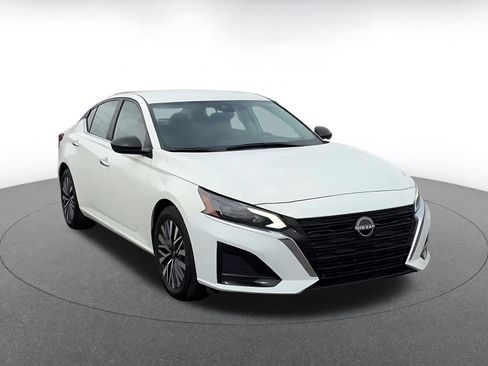 Used 2025 Nissan Altima 2.5 SV FWD image 3