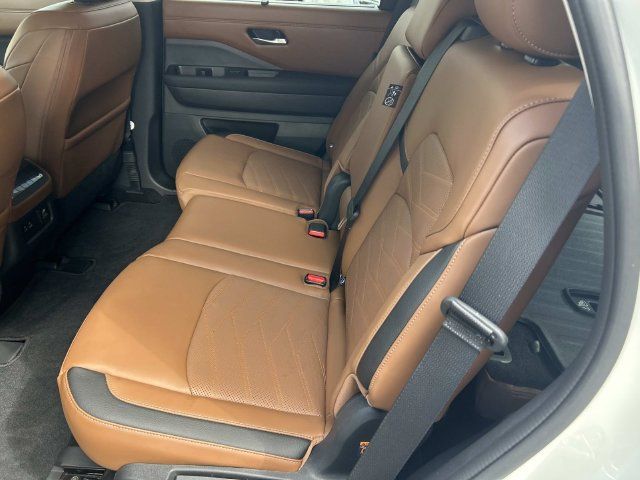 Used 2024 Nissan Pathfinder Platinum w/ Cargo Package AWD/4WD image 18