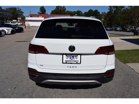 Used 2023 Volkswagen Taos SE w/ Panoramic Sunroof Package image 4