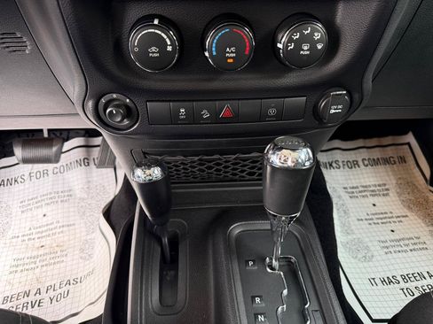 Used 2016 Jeep Wrangler Unlimited Sahara AWD/4WD image 12