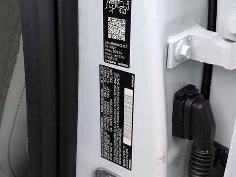 Used 2025 Volvo EX30 Ultra w/ Protection Package Premier image 35