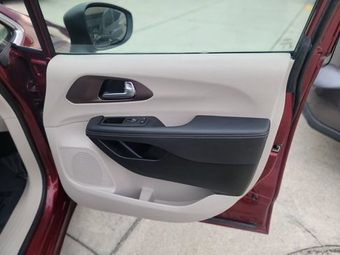 Used 2023 Chrysler Voyager LX FWD image 14