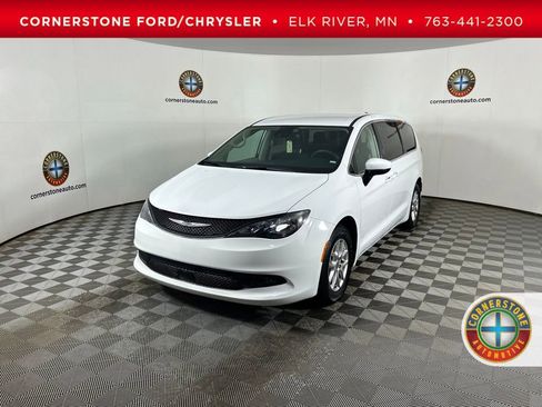 Used 2023 Chrysler Voyager LX image 1