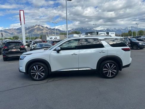 Used 2025 Nissan Pathfinder Platinum AWD/4WD image 6