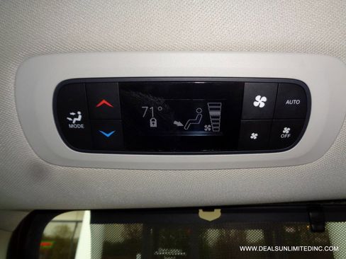 Used 2018 Chrysler Pacifica Touring-L FWD image 16