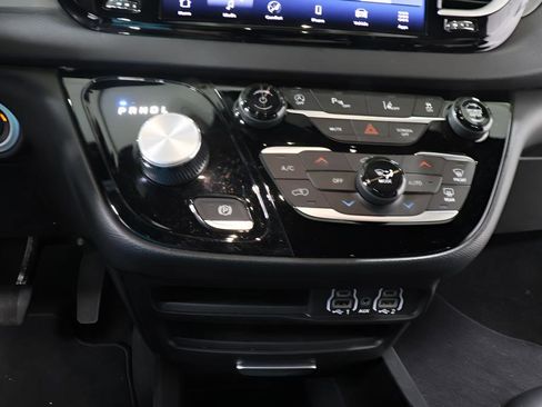 Used 2025 Chrysler Pacifica Select image 9