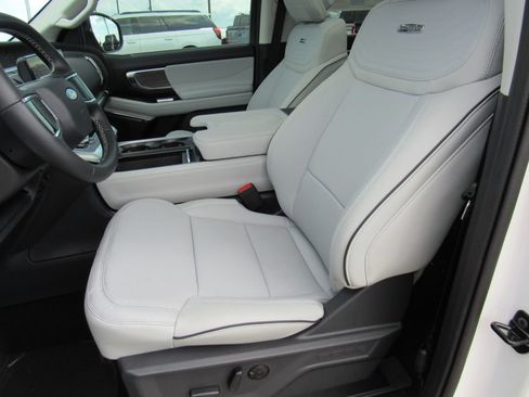 New 2026 Ford Expedition Max Platinum w/ Platinum Ultimate Package AWD/4WD image 5