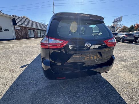 Used 2015 Toyota Sienna L image 11