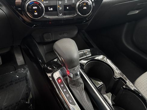 Used 2025 Chevrolet Trax LT FWD image 43