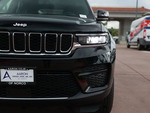 New 2025 Jeep Grand Cherokee Laredo image 5