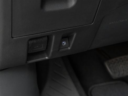 Used 2021 Toyota Highlander L FWD image 23