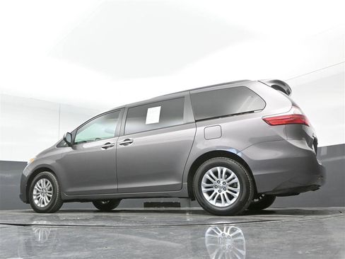 Used 2016 Toyota Sienna XLE image 36