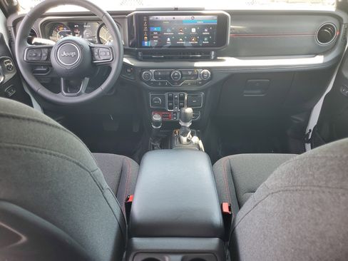Used 2025 Jeep Wrangler Unlimited Rubicon AWD/4WD image 17