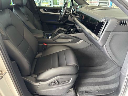 Used 2024 Porsche Cayenne AWD/4WD image 23