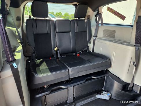 Used 2019 Dodge Grand Caravan SXT image 38