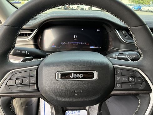 Used 2023 Jeep Grand Cherokee Limited w/ Black Appearance Package AWD/4WD image 20