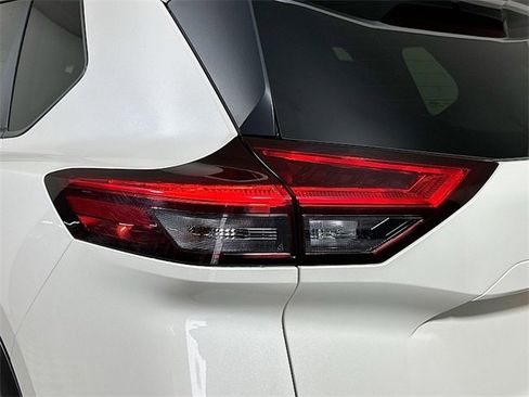 Used 2023 Nissan Rogue SV image 31