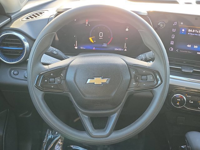 Used 2025 Chevrolet Trax LT FWD image 18
