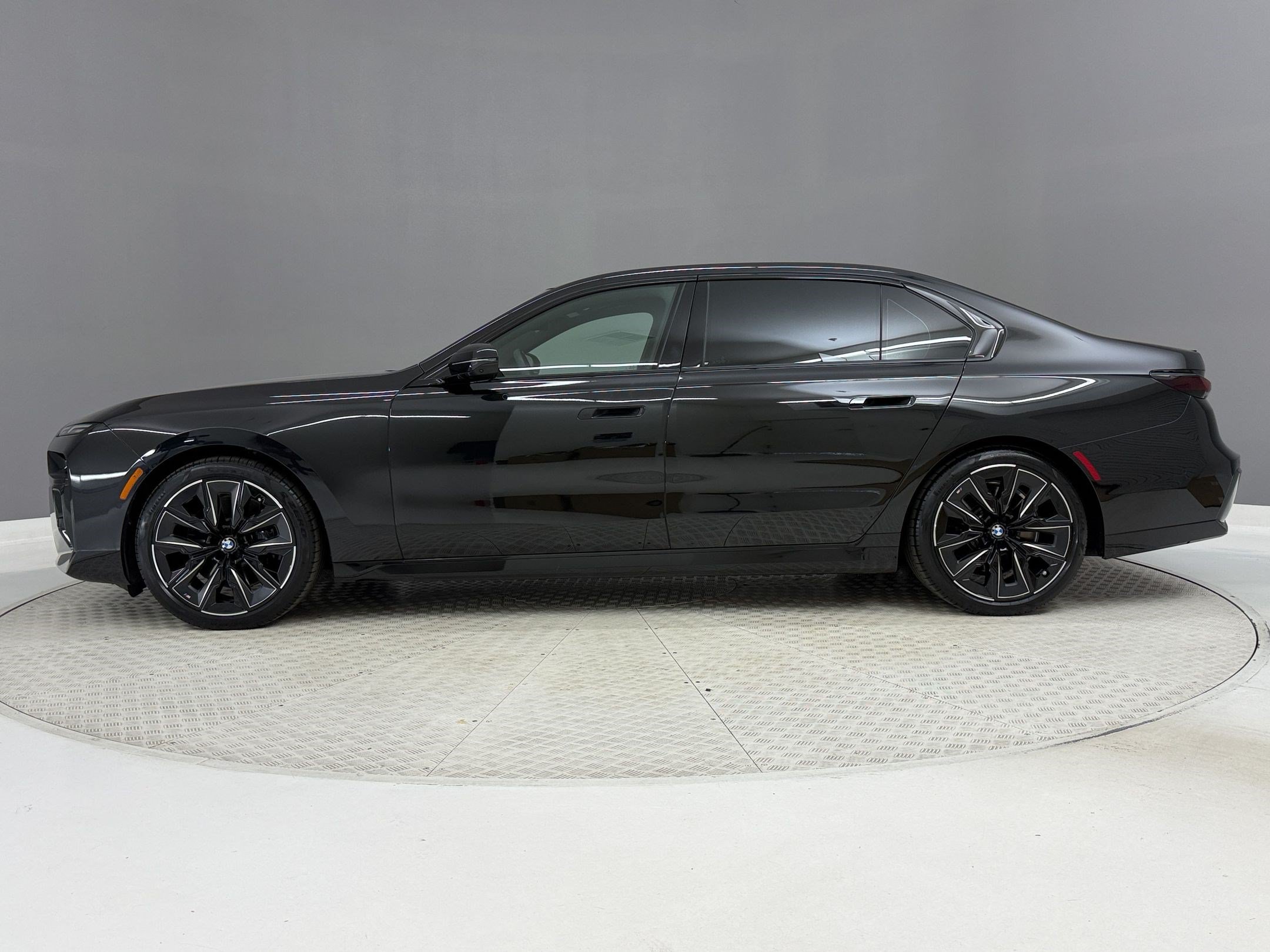 Certified 2025 BMW 740i w/ Premium Package RWD image 2