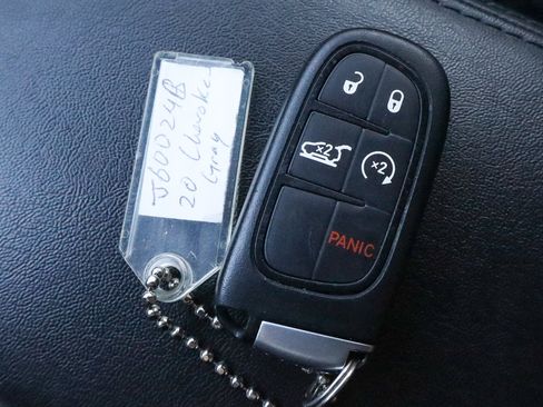 Used 2020 Jeep Cherokee Latitude Plus image 32