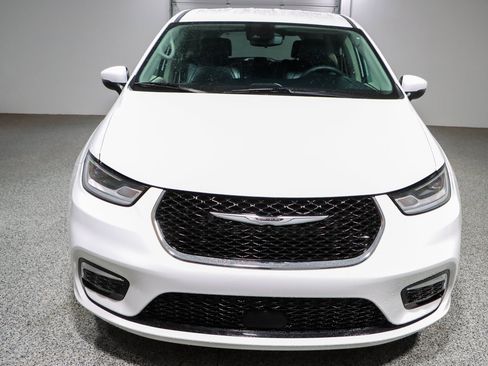 Used 2023 Chrysler Pacifica Touring-L FWD image 4