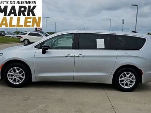 Used 2024 Chrysler Pacifica Touring-L FWD image 5