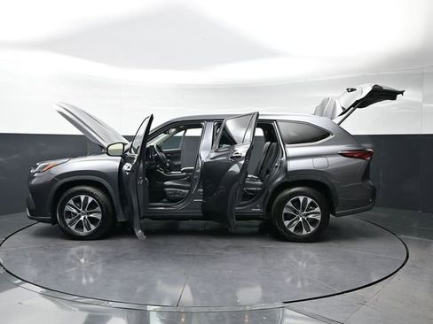 Used 2024 Toyota Highlander XLE image 43