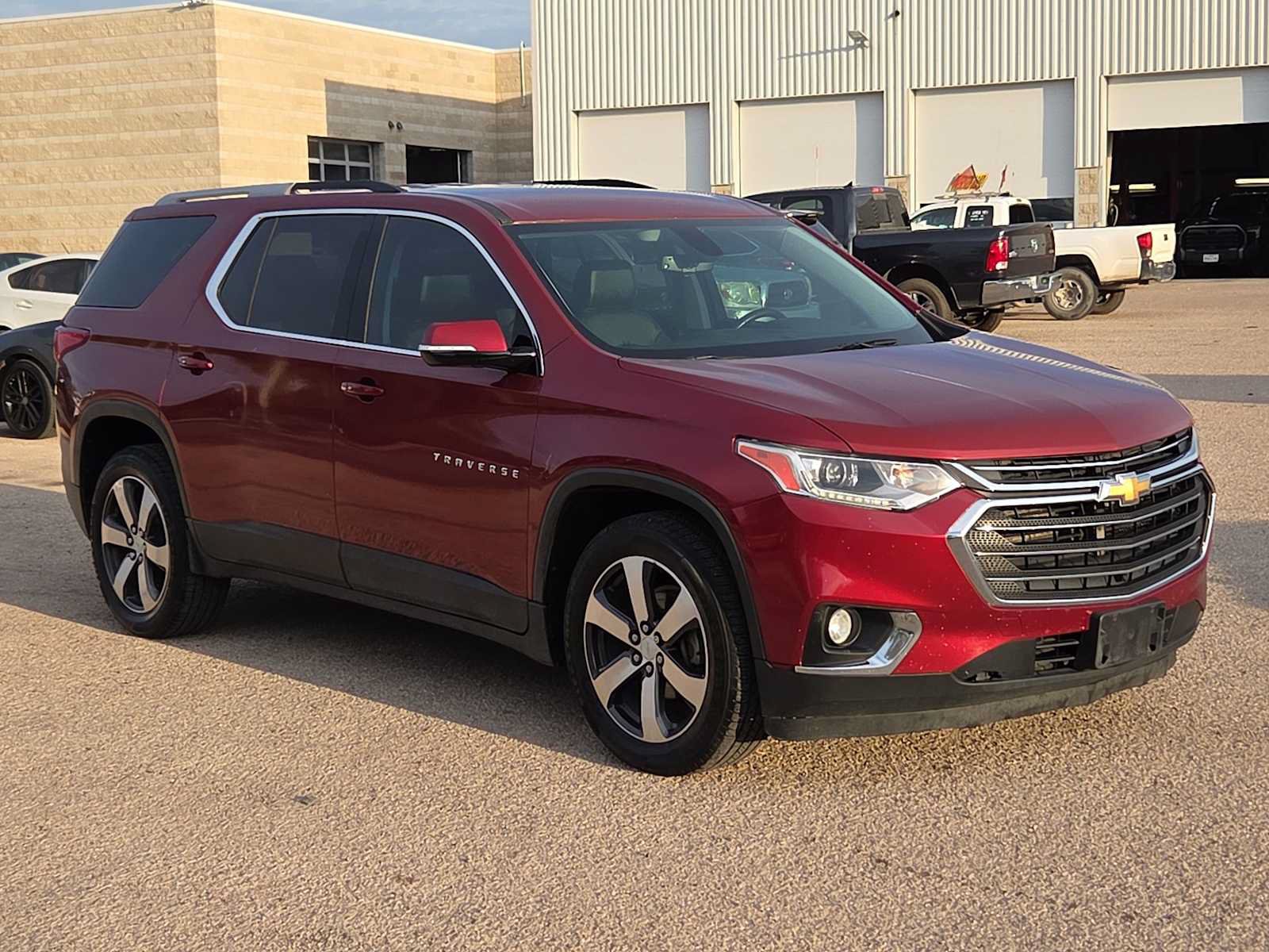 Used 2018 Chevrolet Traverse LT FWD image 2