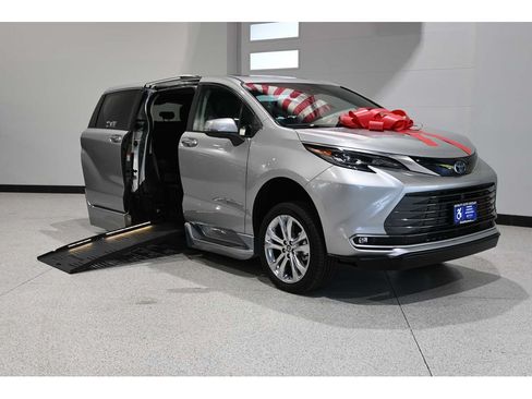 Used 2024 Toyota Sienna Platinum FWD image 2