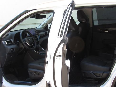 Used 2025 Toyota Highlander Platinum AWD/4WD image 15