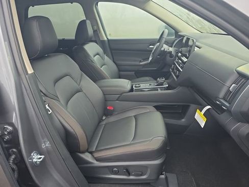 New 2025 Nissan Pathfinder SL image 9