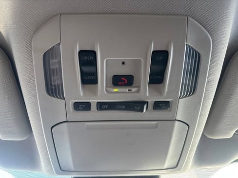 Used 2024 Toyota Highlander XLE FWD image 16