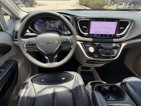 Used 2022 Chrysler Pacifica Touring-L FWD image 14
