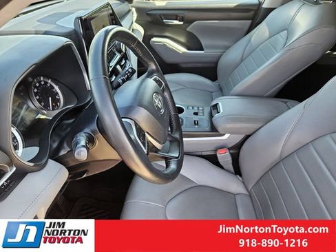 Used 2023 Toyota Highlander XLE FWD image 14