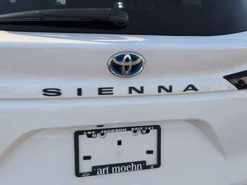 Used 2025 Toyota Sienna LE image 6