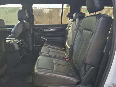 Used 2024 Jeep Wagoneer 4WD w/ Premium Group I image 10