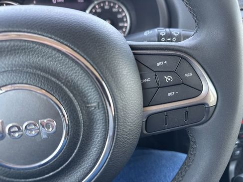 Used 2022 Jeep Renegade Latitude AWD/4WD image 23
