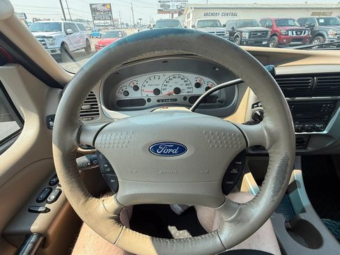 Used 2004 Ford Explorer Sport Trac XLT AWD/4WD image 10