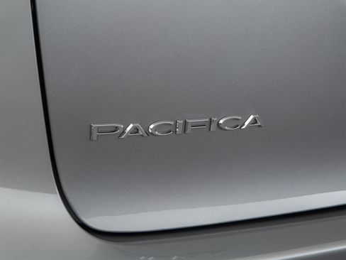 Used 2018 Chrysler Pacifica Limited FWD image 69
