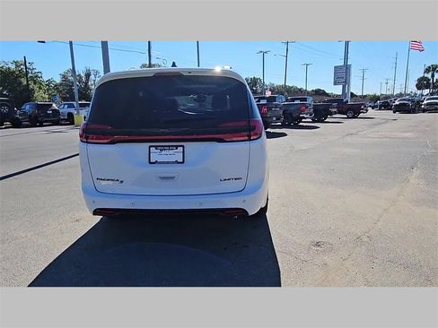 Used 2024 Chrysler Pacifica Limited w/ Uconnect Theater Family Group image 32