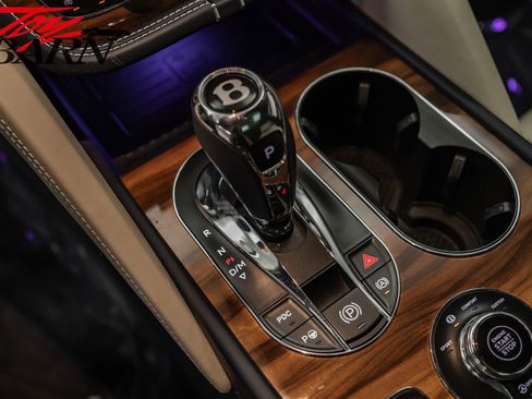 Used 2021 Bentley Bentayga image 45