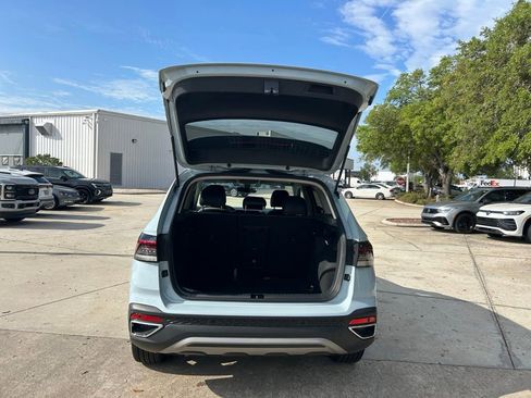 Certified 2025 Volkswagen Taos SE w/ Panoramic Sunroof Package FWD image 42