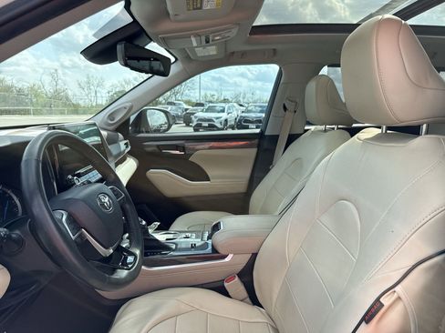 Used 2022 Toyota Highlander Platinum image 13