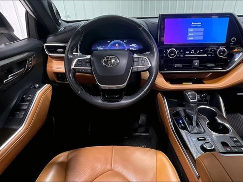 Used 2024 Toyota Highlander Platinum AWD/4WD image 5